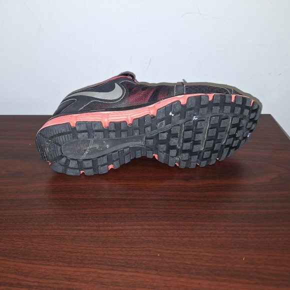 Nike Dual Fusion ST2 athletic shoes in a womens 11. Pre-loved and in great shape - Picture 9 of 13